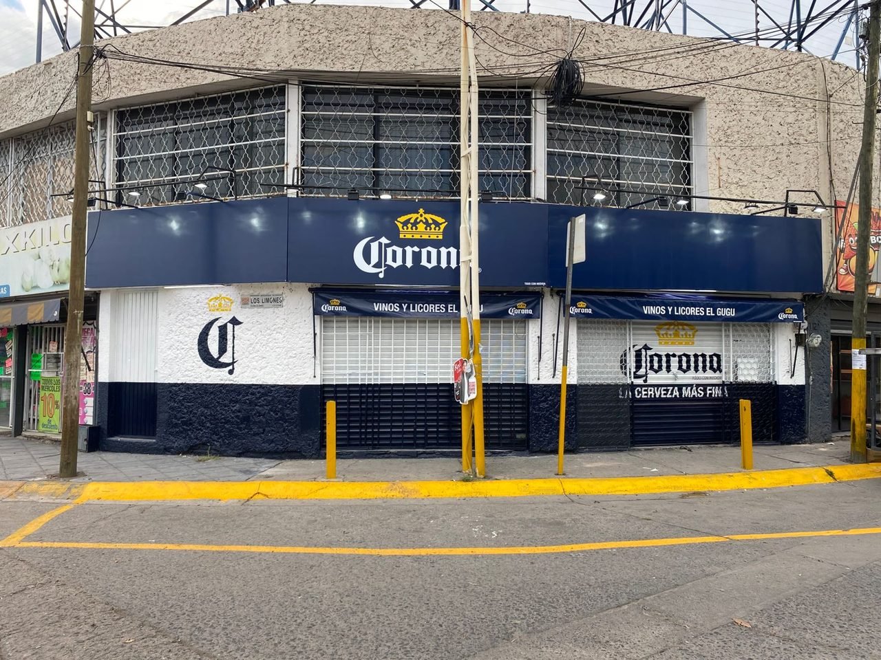 Fachada integral en esquina, Vinos y Licores El Gugu