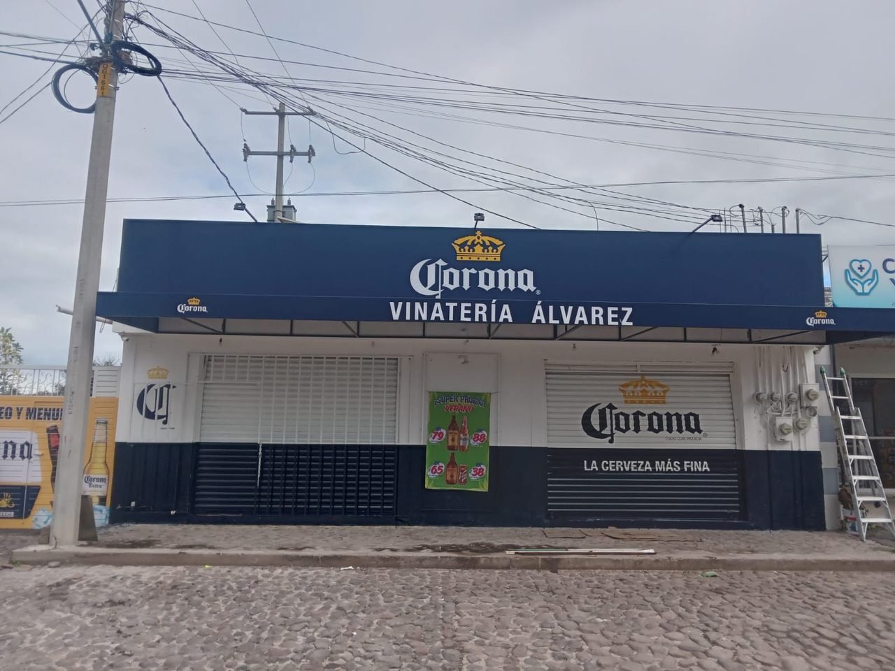 Fachada comercial con imagen Corona, Vinatería Álvarez
