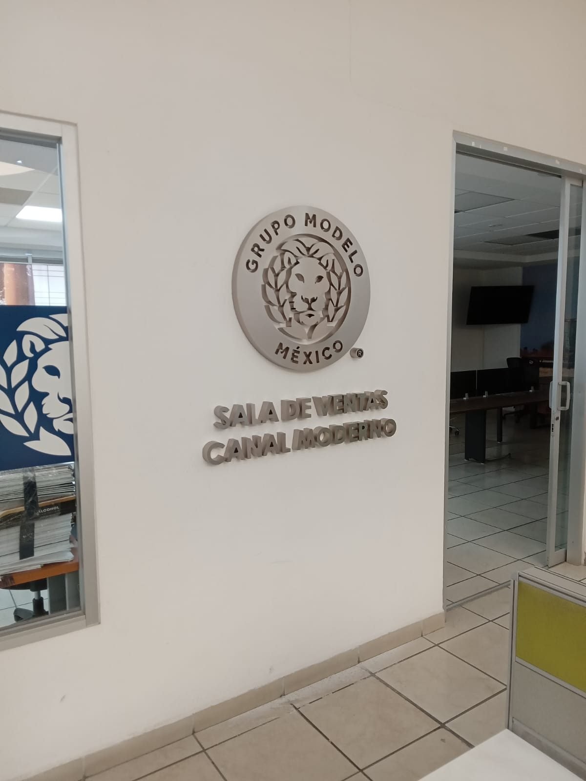 Logotipo y letras corpóreas de Grupo Modelo, sala de ventas Canal Moderno