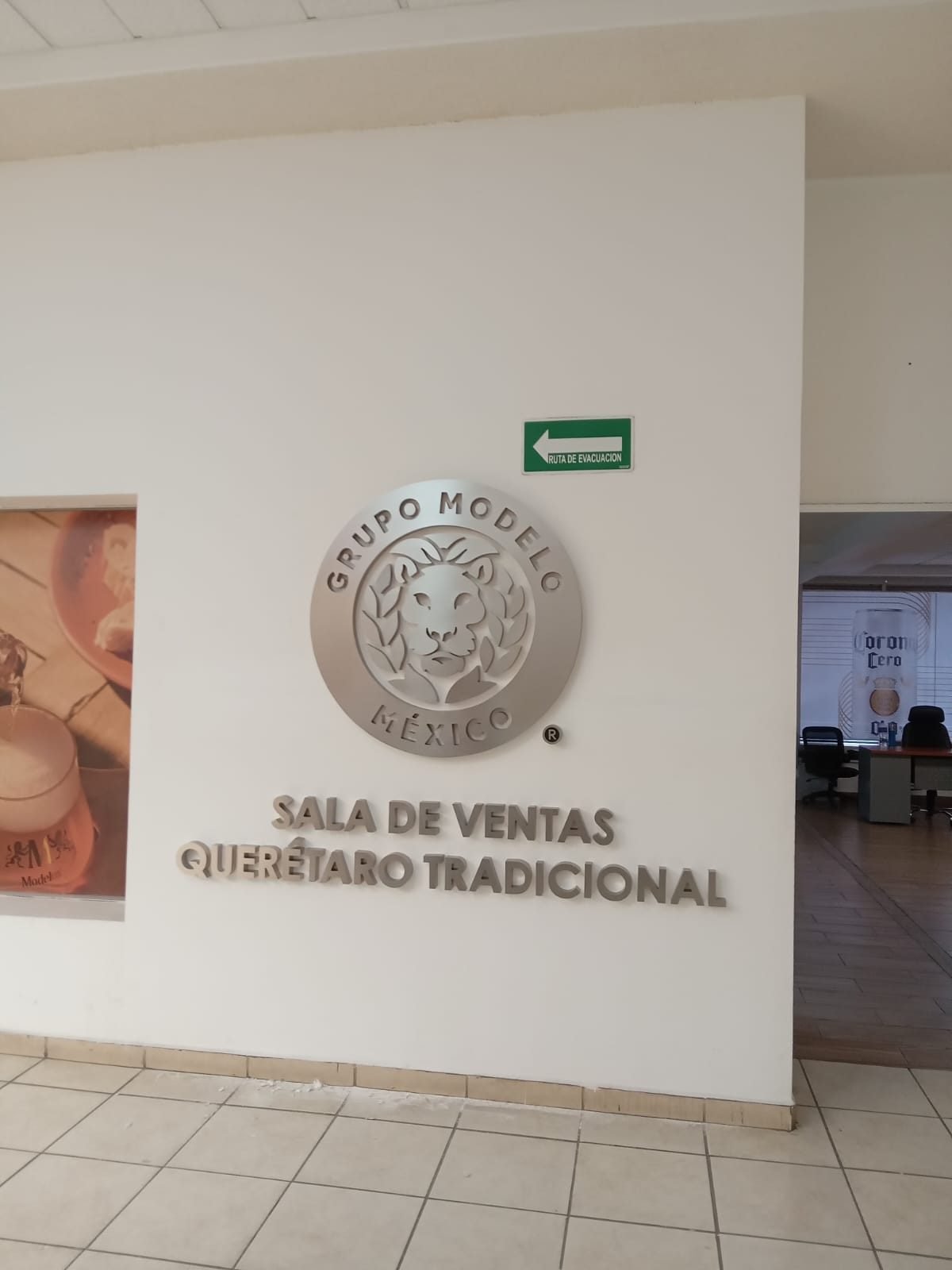 Logotipo y letras corpóreas de Grupo Modelo, sala de ventas Querétaro Tradicional
