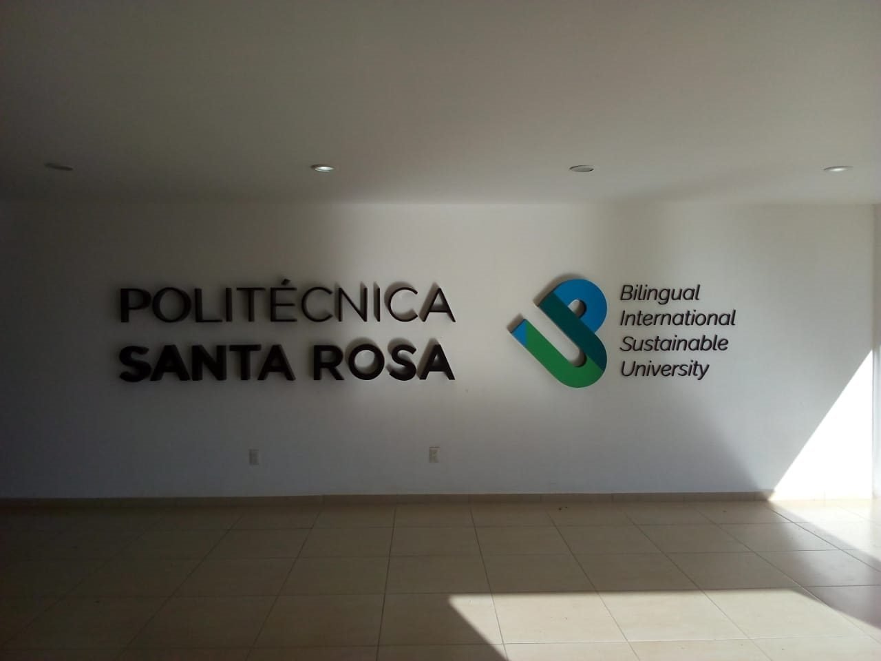 Letras corpóreas instaladas en un interior: el resultado real del proceso
