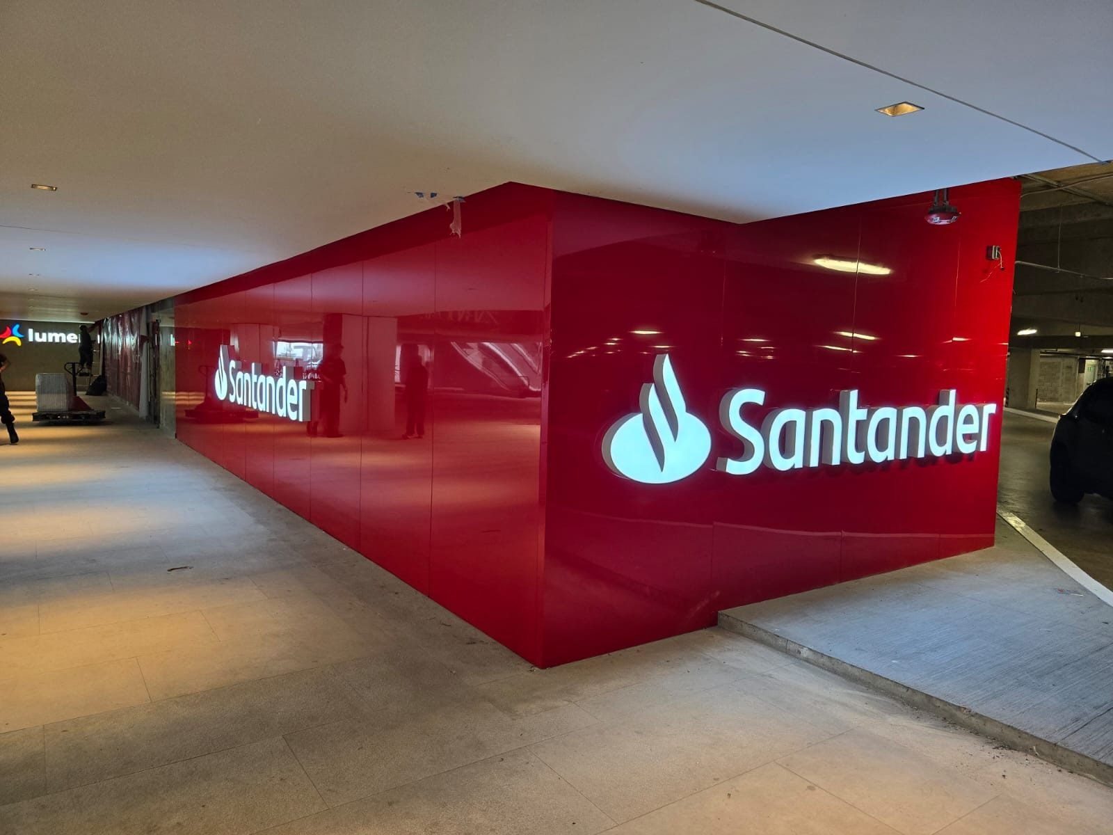 Volumen con letras luminosas Santander en un pasillo comercial, fabricado e instalado por Grupo Marchi