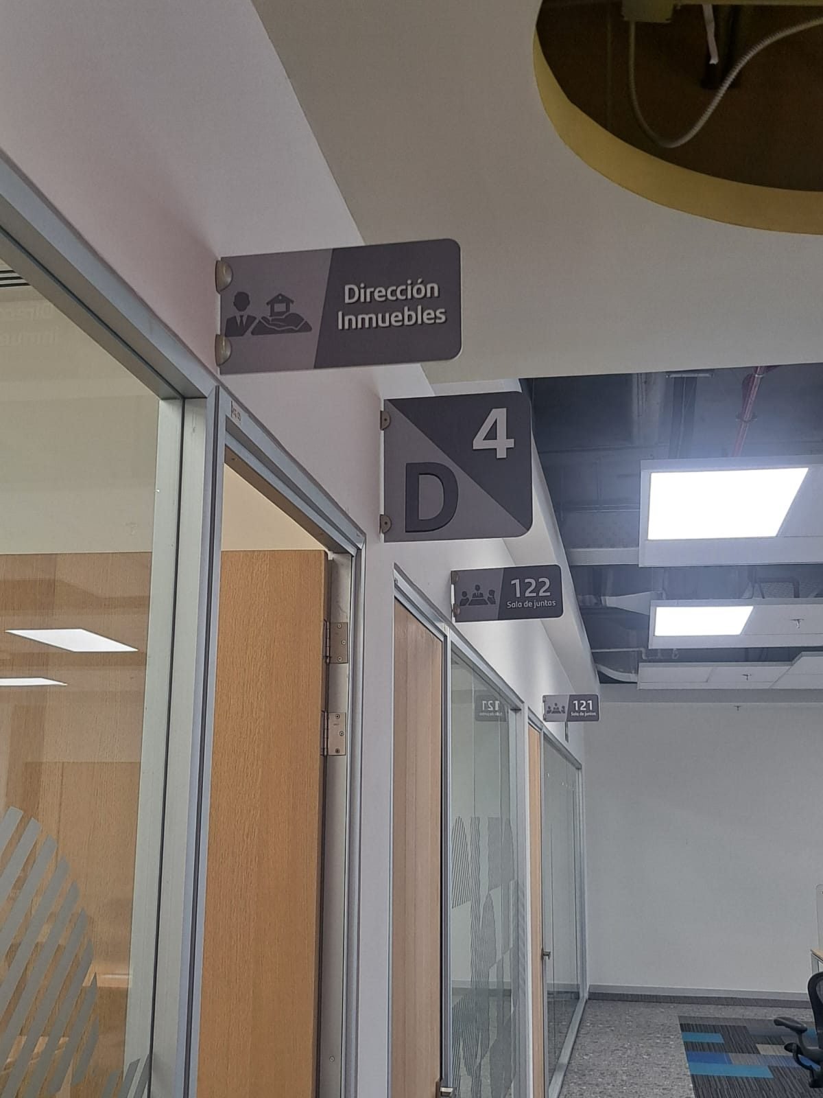 Señalética corporativa de oficinas y salas de juntas